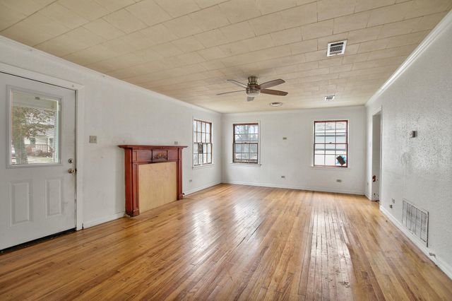 921 W 5th ST, Taylor, TX 76574