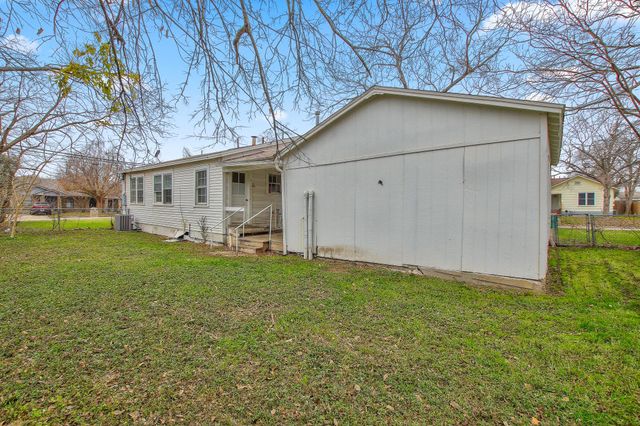 921 W 5th ST, Taylor, TX 76574