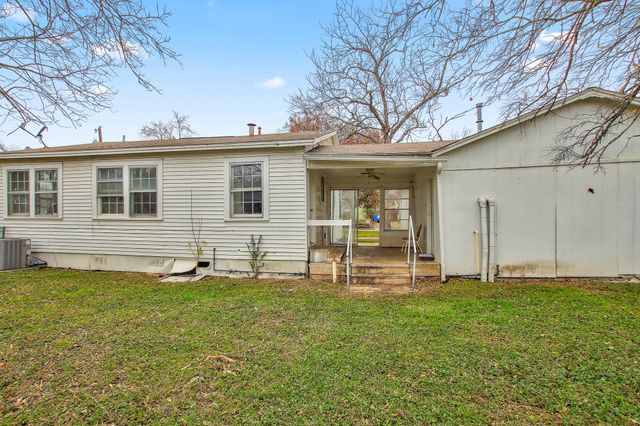 921 W 5th ST, Taylor, TX 76574