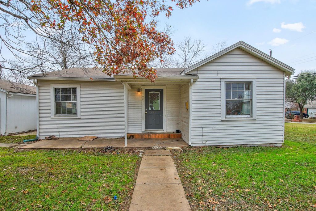 921 W 5th ST, Taylor, TX 76574