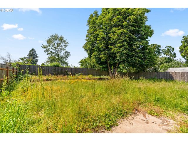 370 S 6th St, Harrisburg, OR 97446