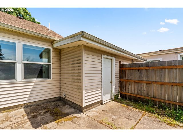 370 S 6th St, Harrisburg, OR 97446