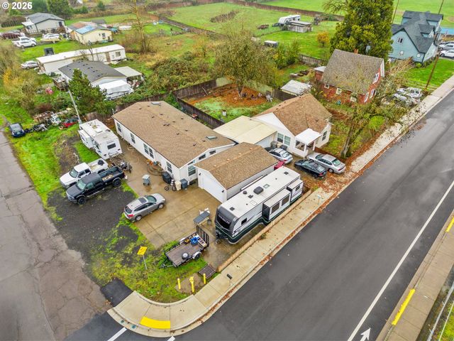 370 S 6th St, Harrisburg, OR 97446