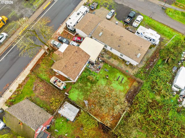 370 S 6th St, Harrisburg, OR 97446