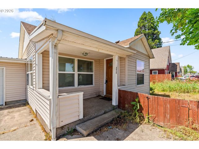 370 S 6th St, Harrisburg, OR 97446