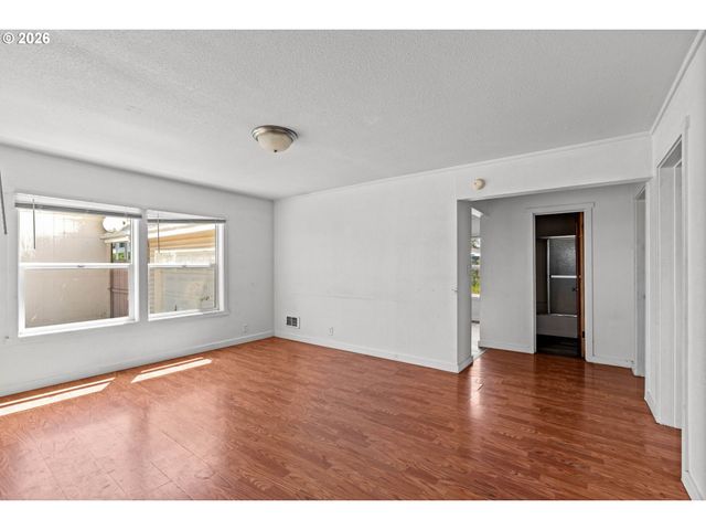 370 S 6th St, Harrisburg, OR 97446