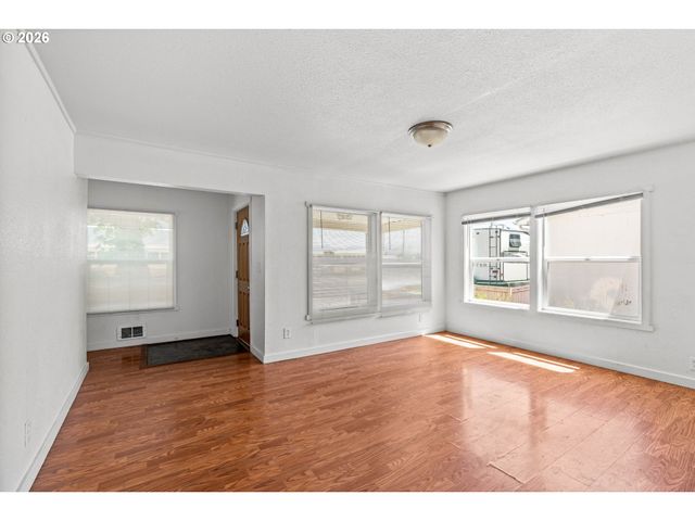 370 S 6th St, Harrisburg, OR 97446
