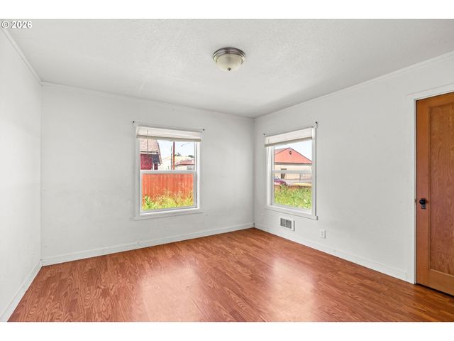 370 S 6th St, Harrisburg, OR 97446