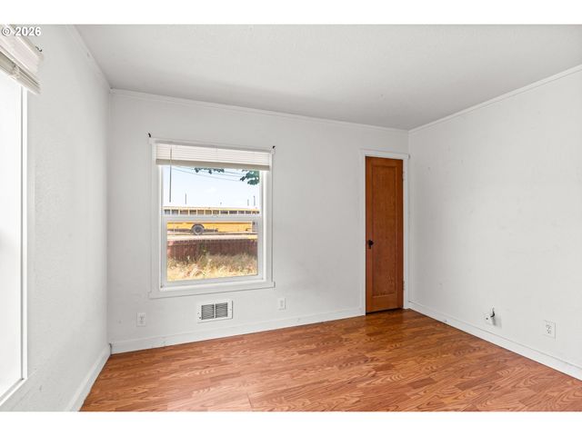 370 S 6th St, Harrisburg, OR 97446