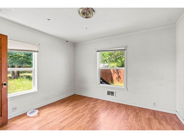 370 S 6th St, Harrisburg, OR 97446
