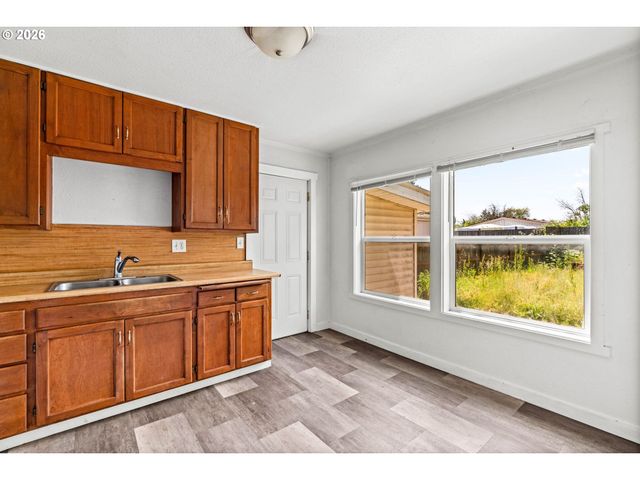 370 S 6th St, Harrisburg, OR 97446