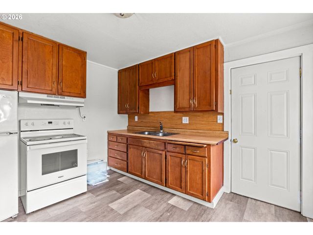 370 S 6th St, Harrisburg, OR 97446