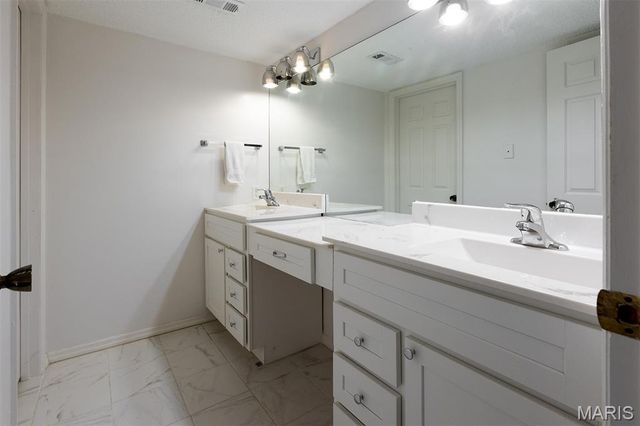 970 N Spoede Road 17, Creve Coeur, MO 63146