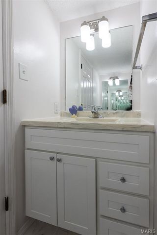 970 N Spoede Road 17, Creve Coeur, MO 63146