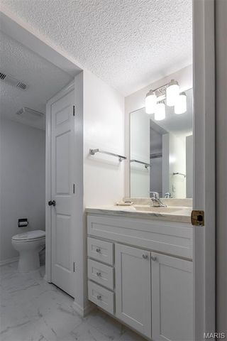 970 N Spoede Road 17, Creve Coeur, MO 63146