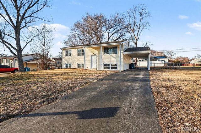 11983 Holly Brook Drive, Maryland Heights, MO 63043