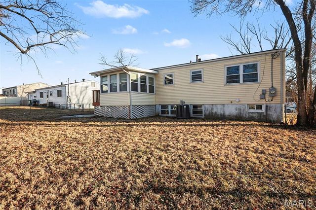 11983 Holly Brook Drive, Maryland Heights, MO 63043