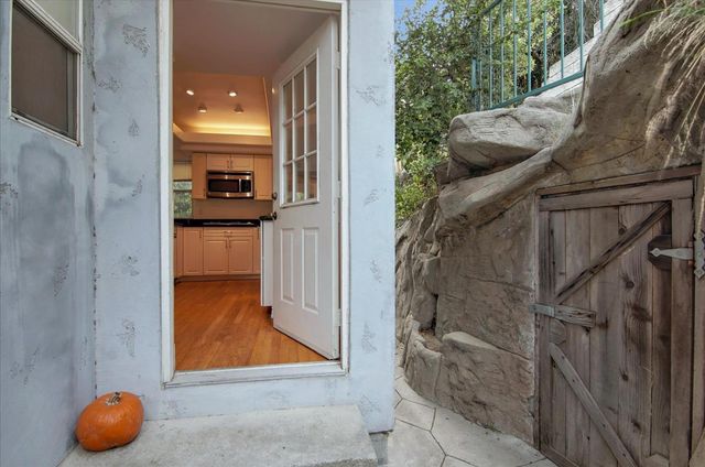 8527 Wonderland Avenue, Los Angeles, CA 90046