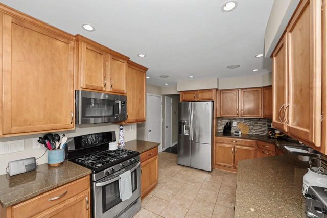 330 Kossow ROAD, Waukesha, WI 53186