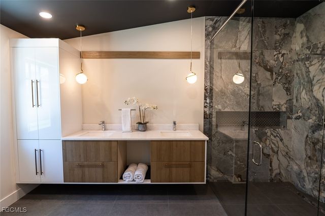 1325 Canterbury DR, Fort Myers, FL 33901