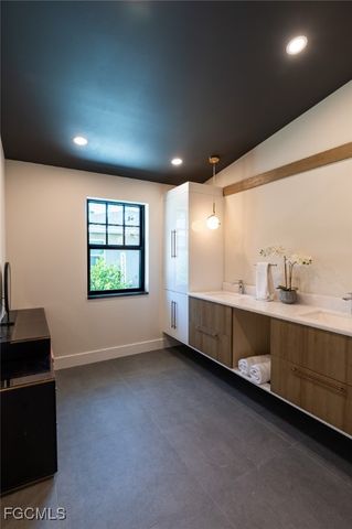 1325 Canterbury DR, Fort Myers, FL 33901