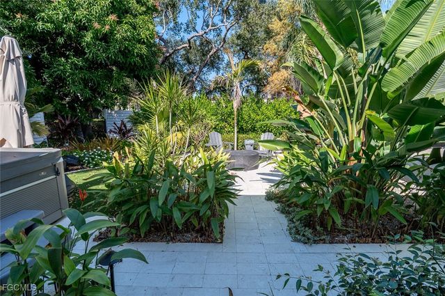 1325 Canterbury DR, Fort Myers, FL 33901