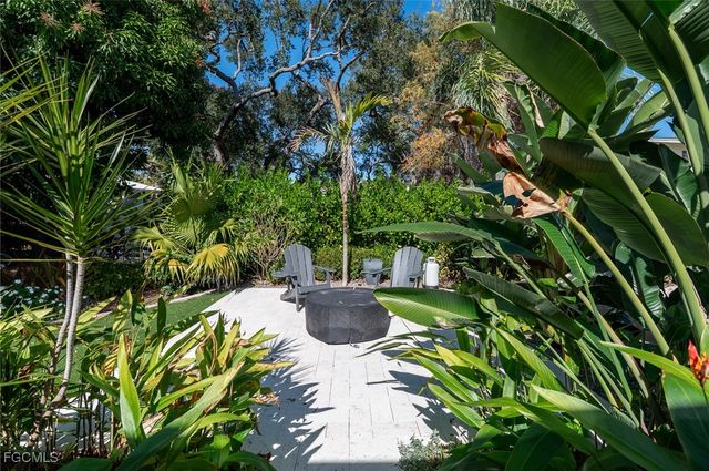 1325 Canterbury DR, Fort Myers, FL 33901