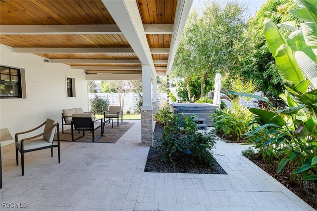 1325 Canterbury DR, Fort Myers, FL 33901