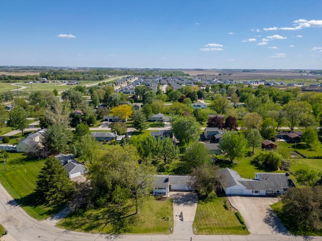 4224 Cherrywood Drive, Cedar Falls, IA 50613