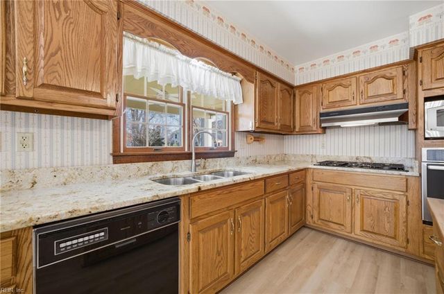 613 Royal Grant DR, Chesapeake, VA 23322