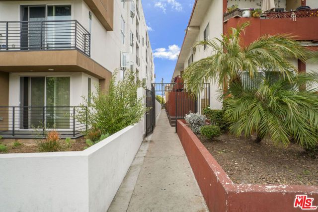 4053 Oakwood Avenue, Los Angeles, CA 90004