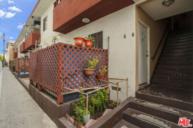 4053 Oakwood Avenue, Los Angeles, CA 90004