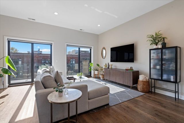 2104 W Belmont Avenue 4W, Chicago, IL 60618