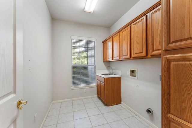423 Tallow Drive, Conroe, TX 77385