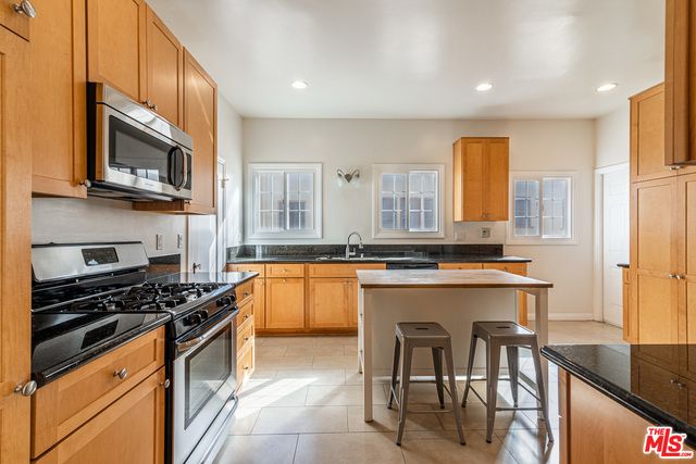 8446 W 4TH Street, Los Angeles, CA 90048