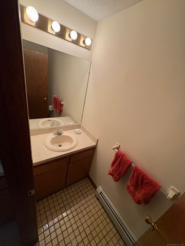 649 Middle Turnpike East E, Manchester, CT 06040