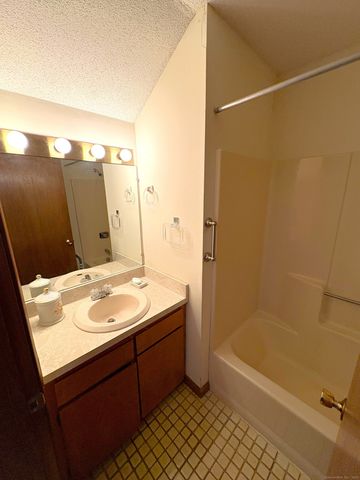 649 Middle Turnpike East E, Manchester, CT 06040