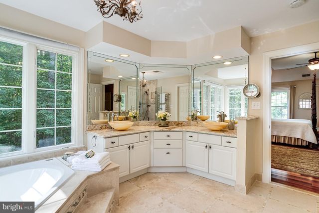 11901 CHAPEL RD, Clifton, VA 20124