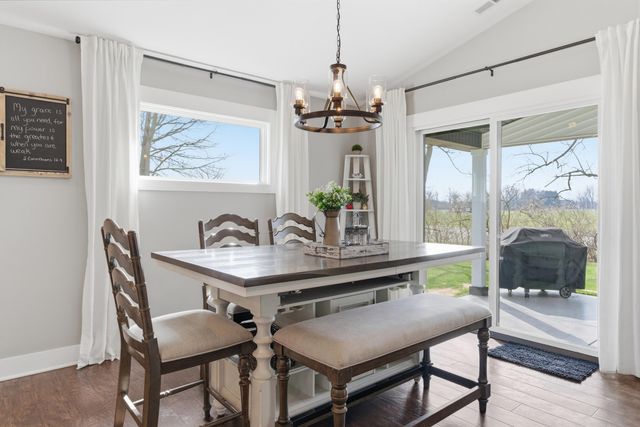 823 11th Street SW, Demotte, IN 46310