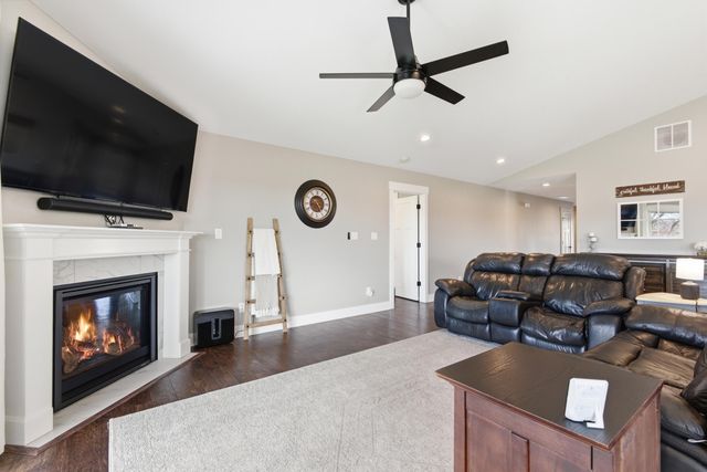 823 11th Street SW, Demotte, IN 46310