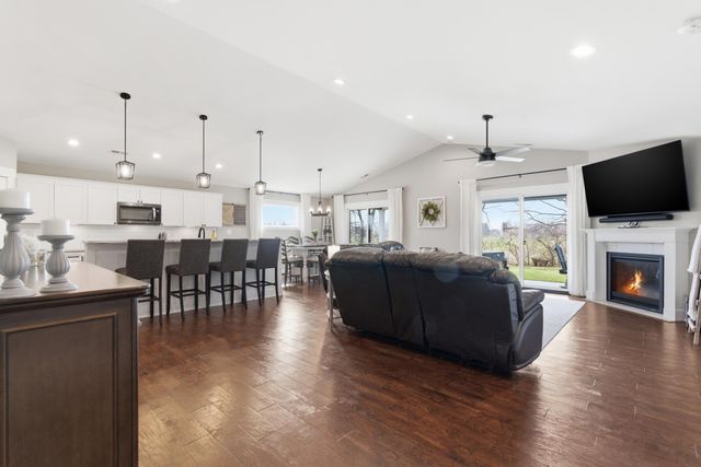 823 11th Street SW, Demotte, IN 46310