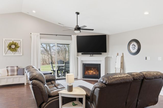 823 11th Street SW, Demotte, IN 46310