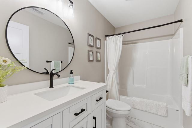 823 11th Street SW, Demotte, IN 46310