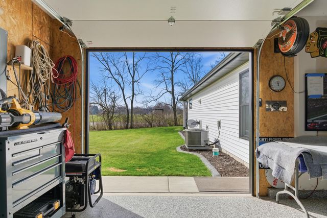 823 11th Street SW, Demotte, IN 46310