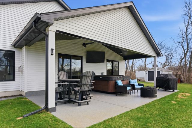 823 11th Street SW, Demotte, IN 46310