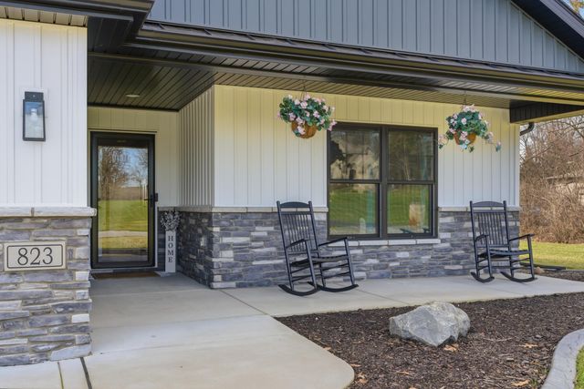 823 11th Street SW, Demotte, IN 46310