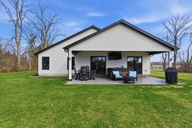 823 11th Street SW, Demotte, IN 46310