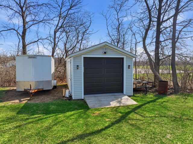 823 11th Street SW, Demotte, IN 46310