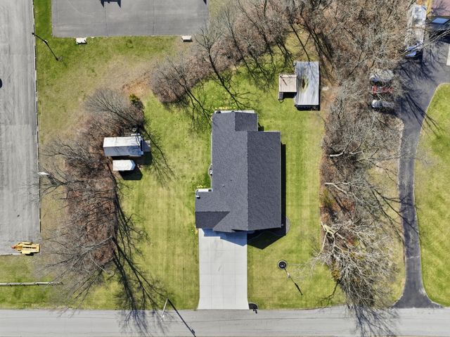 823 11th Street SW, Demotte, IN 46310