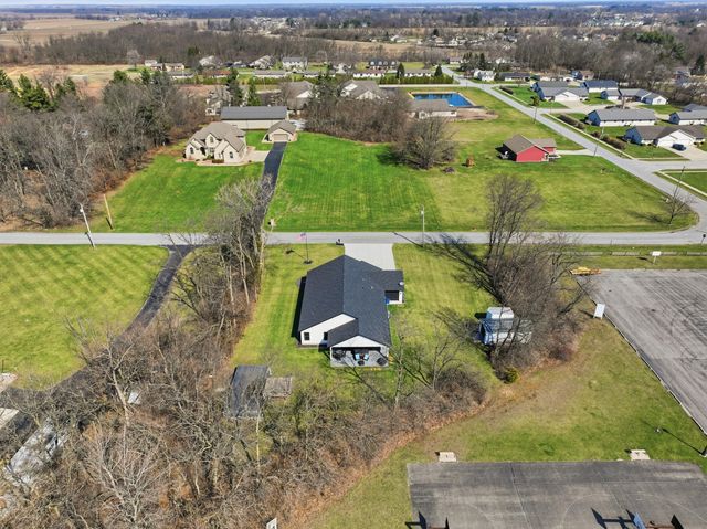 823 11th Street SW, Demotte, IN 46310